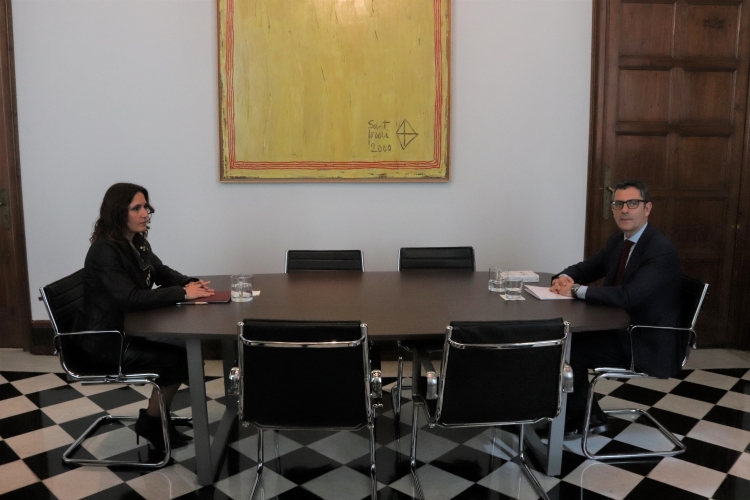 Catalan presidency minister Laura Vilagrà, left, seating in front of Spanish counterpart Félix Bolaños in the Catalan government HQ on April 24, 2022 (by Maria Asmarat)